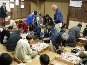 投げ餅の袋詰め