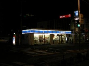 昭和町4の交差点角のローソン