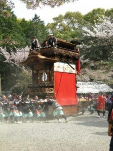 敬神車が登場