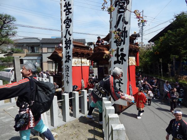 西組敬神車と彦洲組日之出車