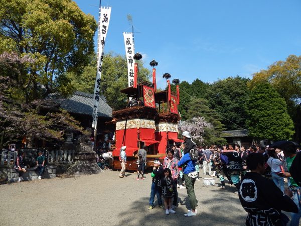 成石神社内3