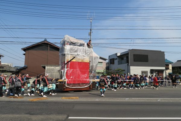 大通りを横切る