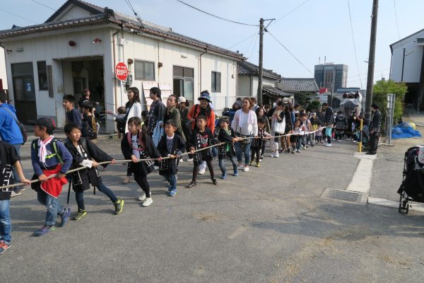 常楽寺の山門前