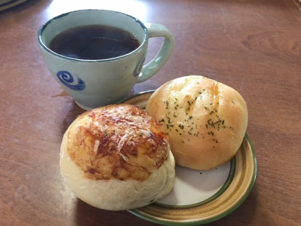 コーヒーと「なちゅ」さんの焼き立てパン