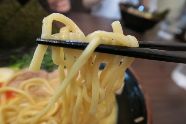 麺は太麺で短め