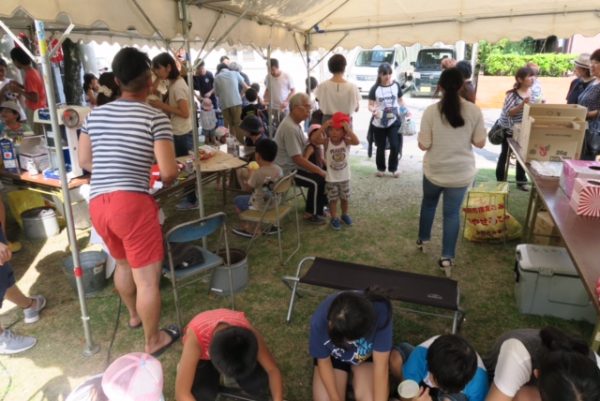 お菓子のつかみ取りや大抽選会