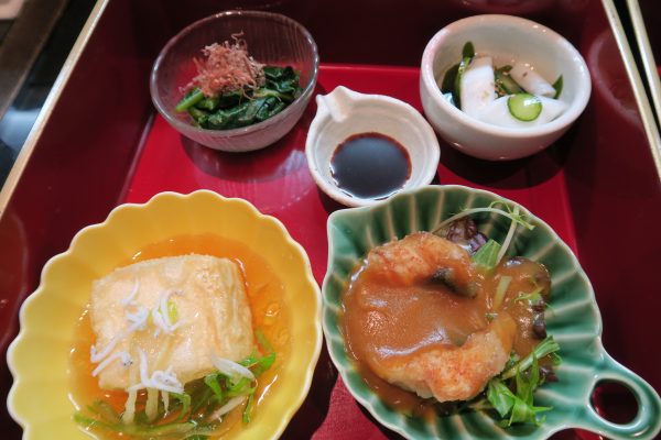 二の重:ほうれん草おひたし、魚から揚げカレーあんかけ、じゃこのせ揚げ出し豆腐、新わかめとイカの酢の物