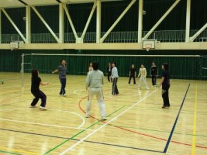 新築の花園小学校体育館