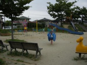 公園で遊ぶ子供たち