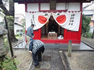 児宮春日神社の 幟立て