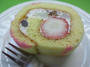 いちご大福風生ロールケーキ