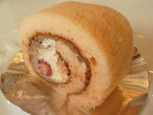 苺のカスタードロールケーキ