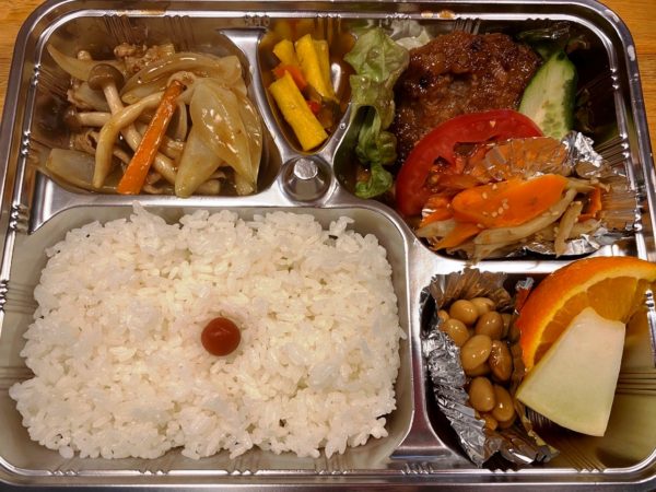 半田 一期屋 日替わり弁当(てりやきハンバーグ、新玉ねぎと豚肉のカレー炒め、五目煮豆、きんぴら、フルーツ)