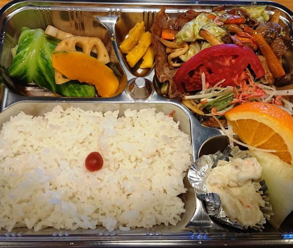 半田 一期屋 日替わり弁当(野菜たっぷり豚の生姜焼き、和風ロールキャベツ、焼きそば、ポテトサラダ、フルーツ)