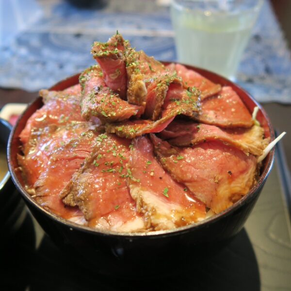 半田 牛花香(うしかか) ローストビーフの花丼1