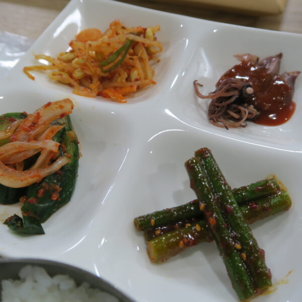 半田市 韓国料理オンマー ランチ チーズタッカルビについてくるキムチ