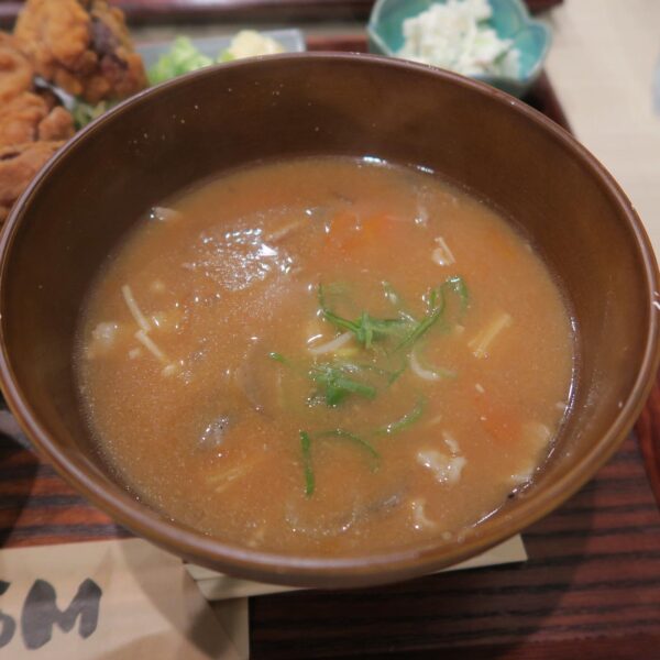 半田市 定食屋TOM からあげ定食の豚汁