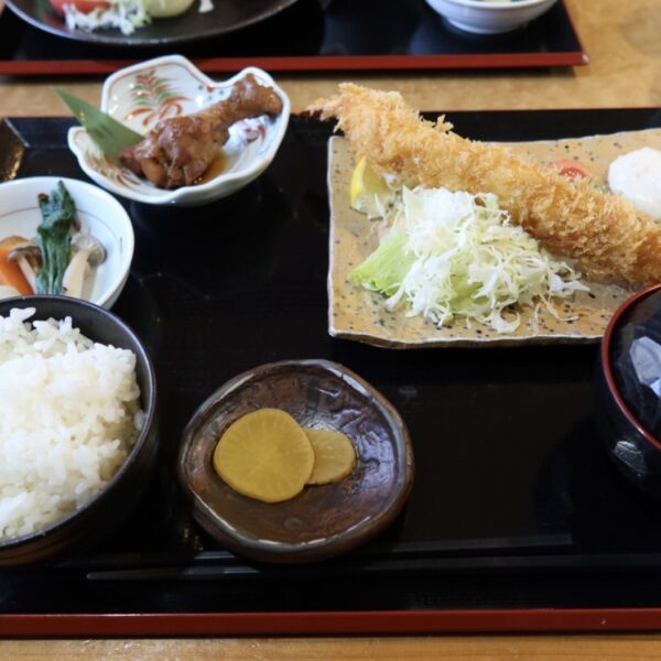 半田市成岩本町 七乃花 エビフライランチ
